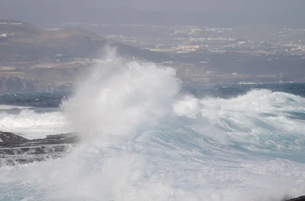 Κύματα σπάσιμο ενάντια στην ακτή. — Φωτογραφία Αρχείου