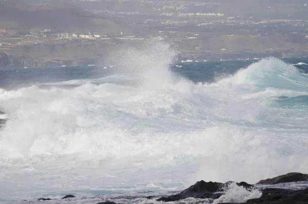 Κύματα σπάσιμο ενάντια στην ακτή. — Φωτογραφία Αρχείου