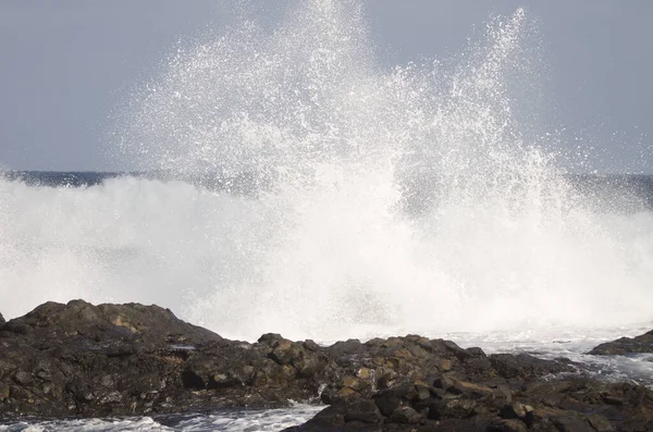 Wellen brechen gegen das Ufer. — Stockfoto