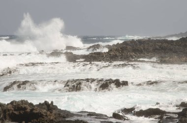 Kıyı manzarası ve dalgalı bir deniz.