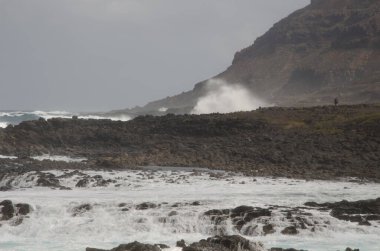 Kıyı manzarası ve dalgalı bir deniz.