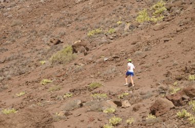 Yamaçtan aşağı koşan bir adam.