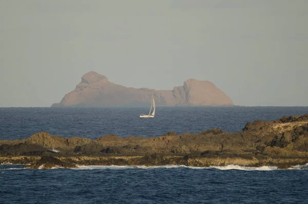 Barca a vela tra La Graciosa e Roque del Este. — Foto Stock