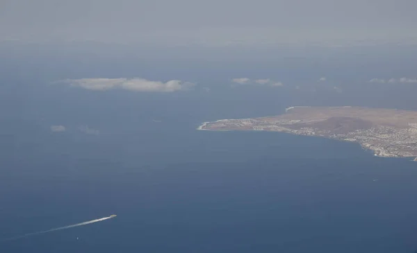 ランサローテ島の南に接近する船. — ストック写真