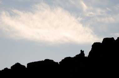 Kayalık profil ve bulutlar.