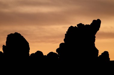 Gün batımında kayalık.