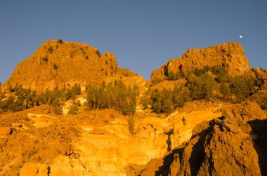 Kayalık kayalıklar ve ay.