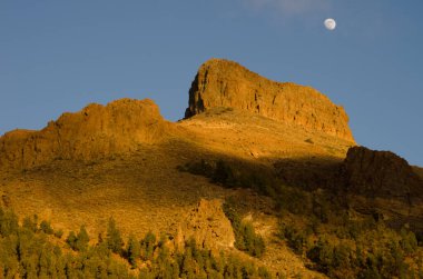 Cliff Sombrero de Chasna ve Ay.