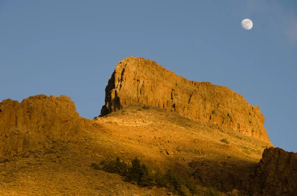 Cliff Sombrero de Chasna en maan. — Stockfoto