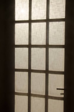 Ağ perdeli bir kapı..