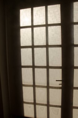Ağ perdeli bir kapı..