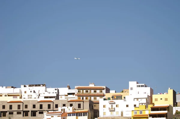 Airplane flying over the neighborhood of La Lomada. — стокове фото