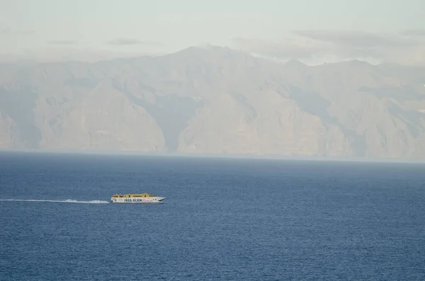 Ferry sailing in front of the Cliffs of the Giants. — Zdjęcie stockowe