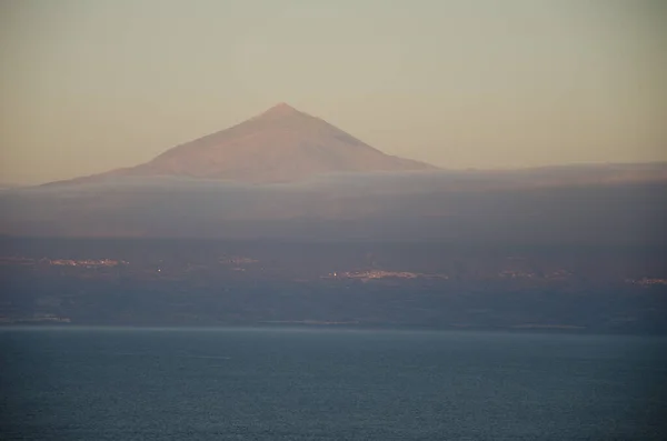 Al oeste de Tenerife con la cumbre del Teide. — Foto de Stock