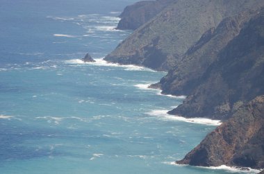 La Gomera 'nın kuzeybatı kıyısındaki deniz kayalıkları.