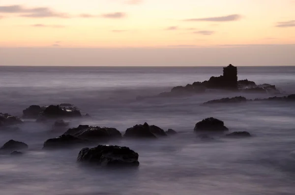 Прибрежный пейзаж на закате. — стоковое фото