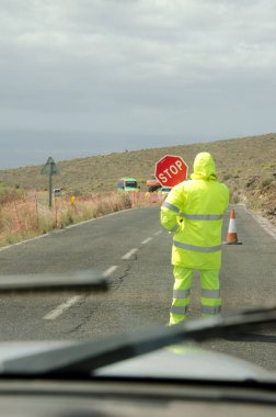 Yolda trafik kesintisi..