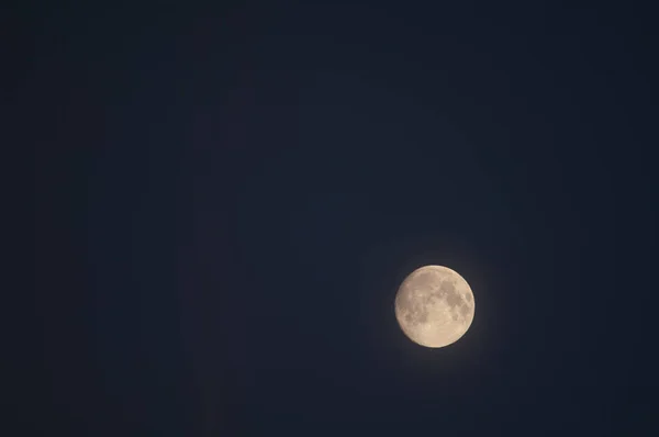 Восковая луна над Сенегалом. — стоковое фото