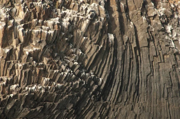 Rocky cliff with basalt columns in Sarpan Island. — Stock fotografie