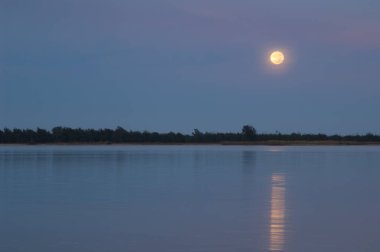 Gün batımında dolunay Senegal Nehri 'nin üzerinde..