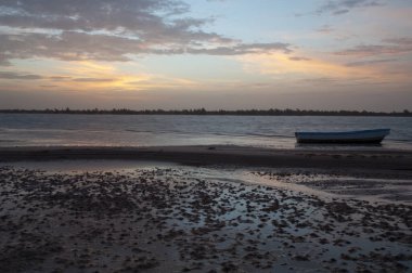 Senegal Nehri 'nde gün batımında tekne. Barbarie Ulusal Parkı 'ndaki Langue de Barbarie. Saint-Louis 'de. Senegal.