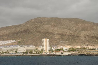 Arona, 16 Mart 2022 Los Cristianos ve Guaza Dağı, Tenerife. Kanarya Adaları. İspanya.