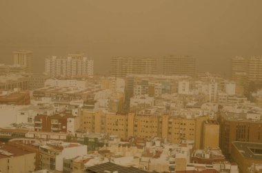 Las Palmas de Gran Canaria şehri havadaki tozdan oluşan yoğun bir sis altında. Büyük Kanarya. Kanarya Adaları. İspanya.