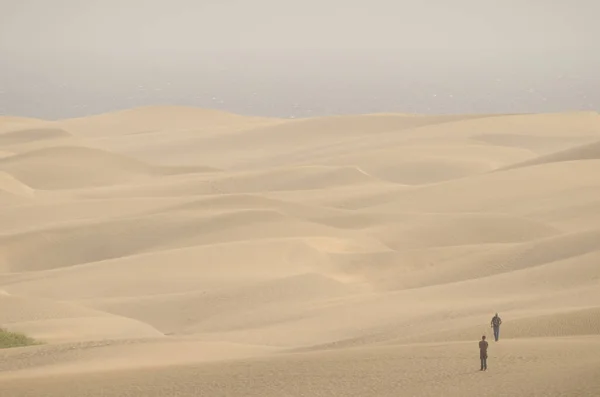 Two Men Walking Maspalomas Dunes Natural Reserve Maspalomas Dunes San — Stockfoto