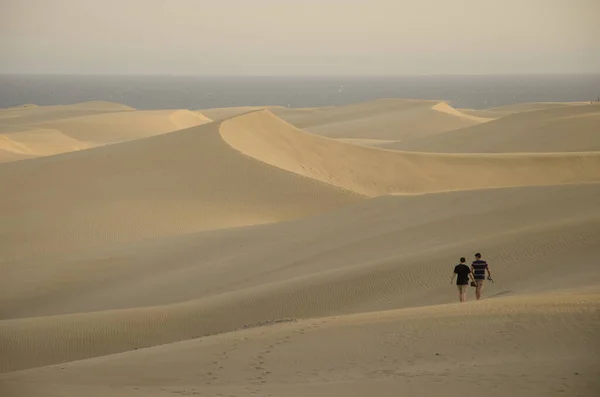 Two Men Walking Maspalomas Dunes Natural Reserve Maspalomas Dunes San — Stock Photo, Image