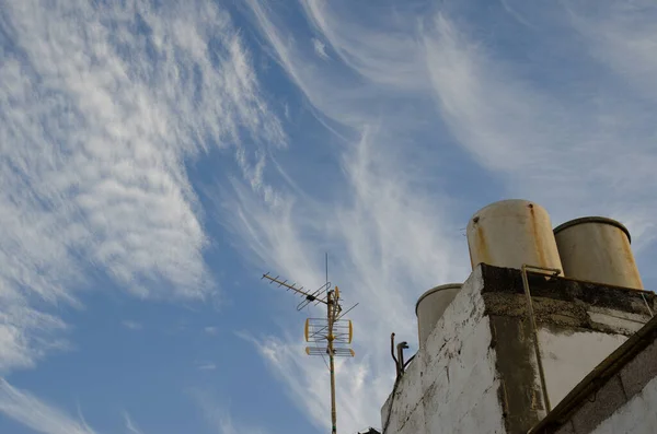 Antenna Water Barrels Roof House Cloudscape Las Palmas Gran Canaria — Fotografia de Stock