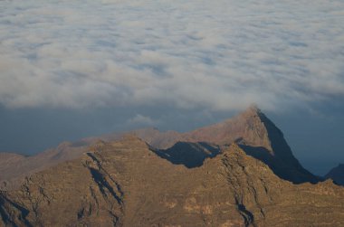 Kayalıklar ve bulut denizi. Aldea de San Nicolas de Tolentino. Nublo Kırsal Parkı. Büyük Kanarya. Kanarya Adaları. İspanya.