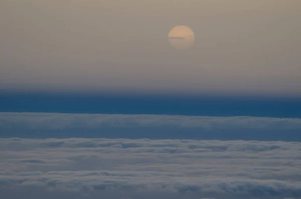 テネリフェ島を覆う大気中の塵とグラン カナリアからの雲の海と日没 カナリア諸島 スペイン — ストック写真