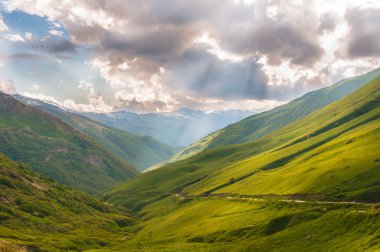 Güneş ışınları vadi aydınlatmak
