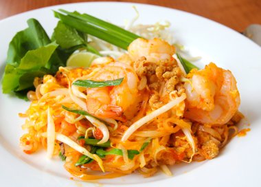 Tayland yemeği, kızarmış pirinç eriştesi (Pad Thai).