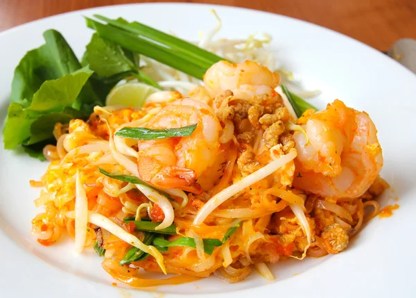 Cibo tailandese, tagliatelle di riso fritto (Pad Thai). — Foto Stock