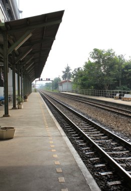 öğleden sonra boş tren istasyonu.