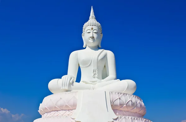 De witte grote Boeddhabeeld in thailand. — Stockfoto
