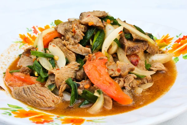 Thai beef salad, yam nua, a very spicy salad with cold, fried be — Stock Photo, Image