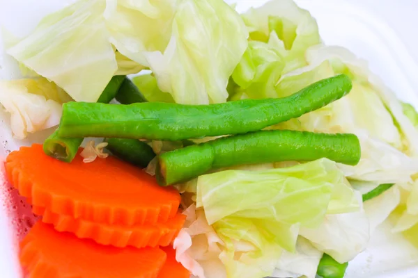 Варёные овощи на тарелке . — стоковое фото