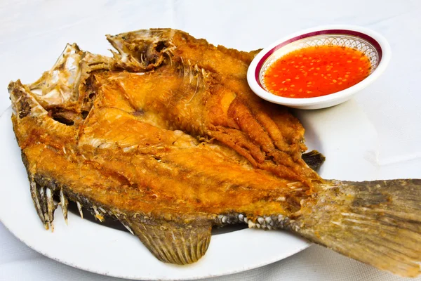 Ikan goreng dengan saus seafood pedas thai dan pedas dan asam (thai — Stok Foto