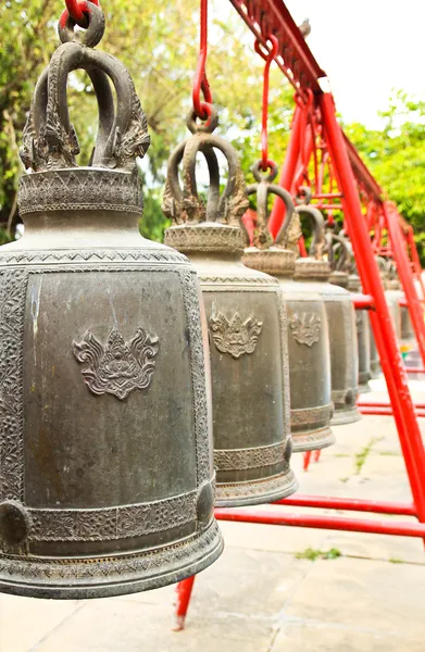 Vecchie campane in un tempio buddista della Thailandia . — Foto Stock