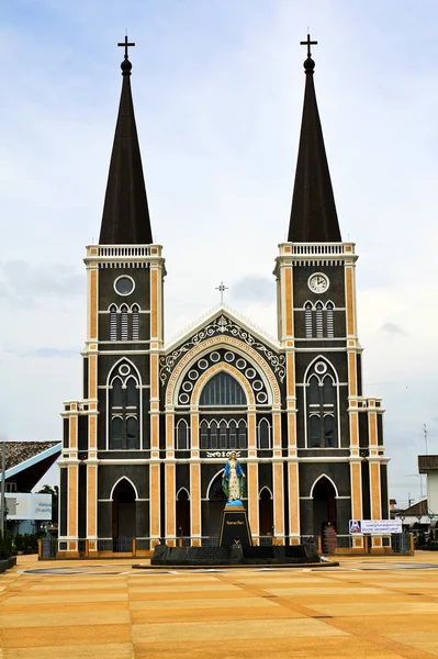 Antigua iglesia con estatua de María en Tailandia . — Foto de Stock