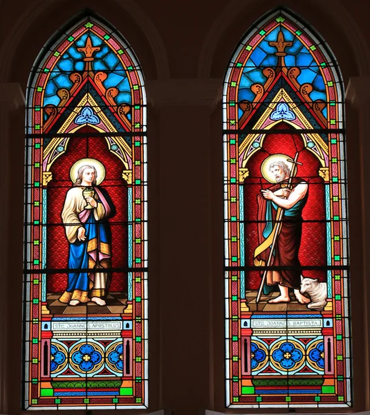 Janela de vidro manchado católico de uma igreja . — Fotografia de Stock