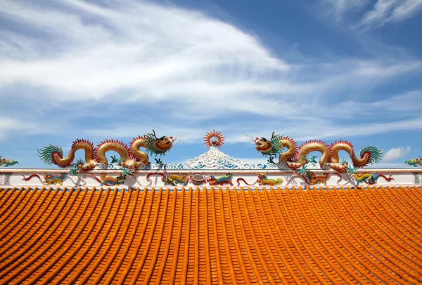 Statue of twin dragons on the roof of Chinese temple. — Stock Photo, Image