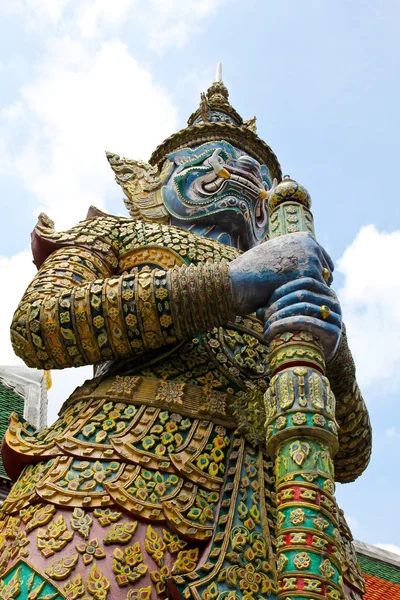 Olbrzym w wat phra kaeo, Królewski pałac grand - bangkok, thaila — Zdjęcie stockowe