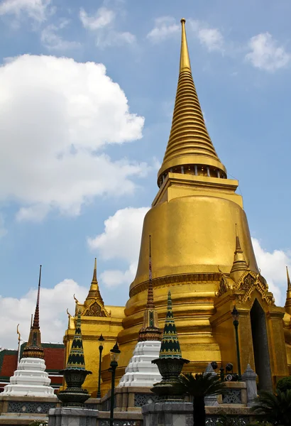 Zlatá pagoda uvnitř Smaragdový chrám, Thajsko. — Stock fotografie