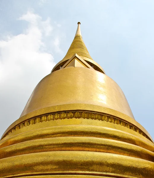Gyllene pagod inne emerald templet, thailand. — Stockfoto