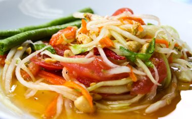 Tay papaya salatası da som tum Tayland.