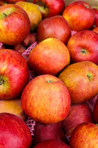 Delicioso montón de manzanas en un puesto de mercado. —  Fotos de Stock