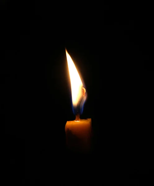 Fechar a vela queimando isolado no fundo preto . — Fotografia de Stock